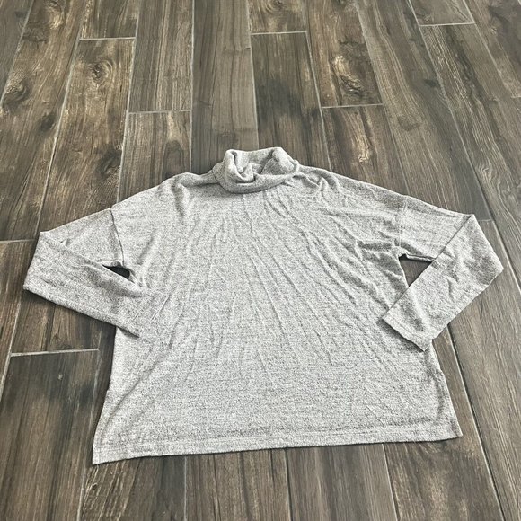 abercrombie fitch Gray Turtle Neck Size Medium - Picture 2 of 6